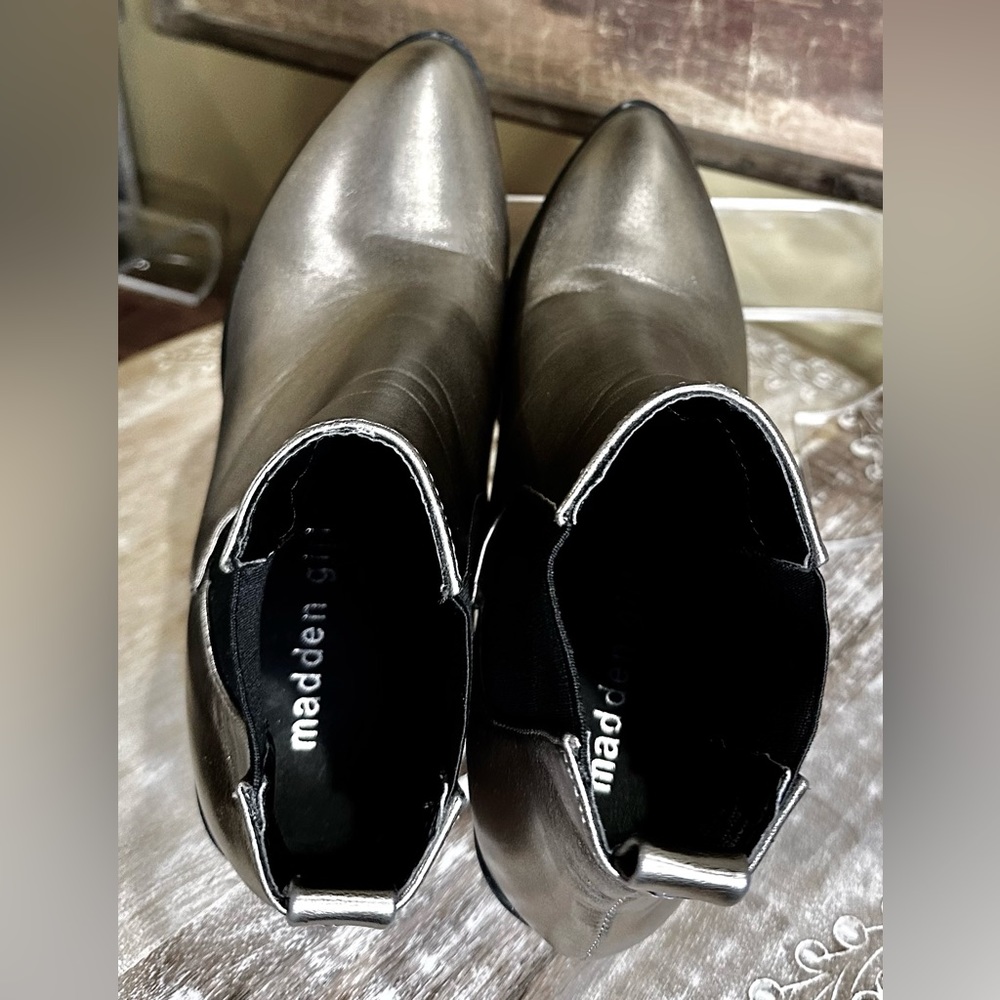 EUC Madden Girl “Barbie” Metallic Silver/Pewter Ankle Faux Leather Boot. Size 7 - Picture 5 of 7